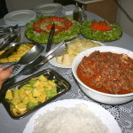 Foto de Chivo guisado, arroz, yuca y ensalada.