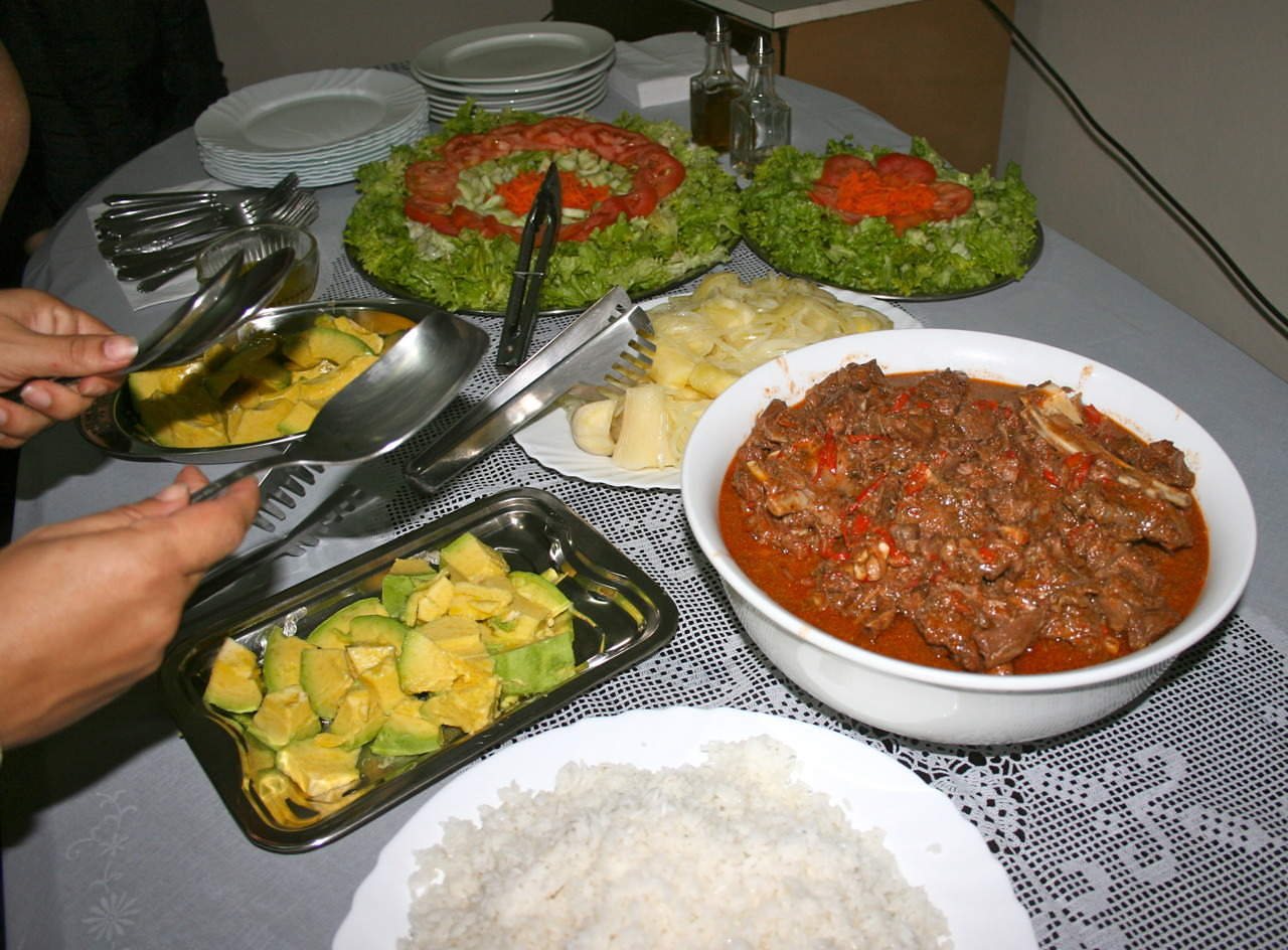 Foto de Chivo guisado, arroz, yuca y ensalada.