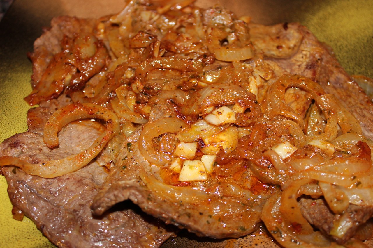 Pan fried steak with onions (biztec encebollado)