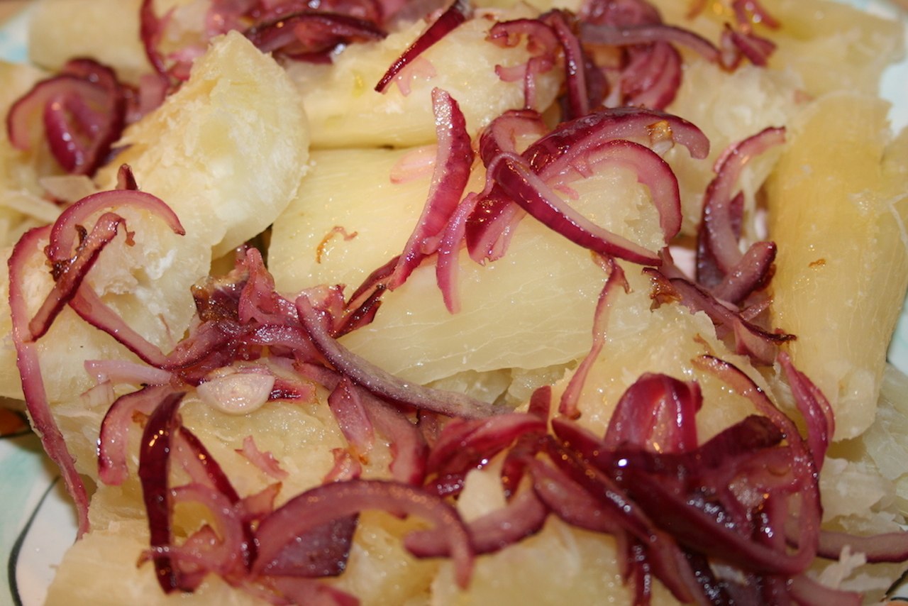 Boiled yuca with onions (yuca encebollada)